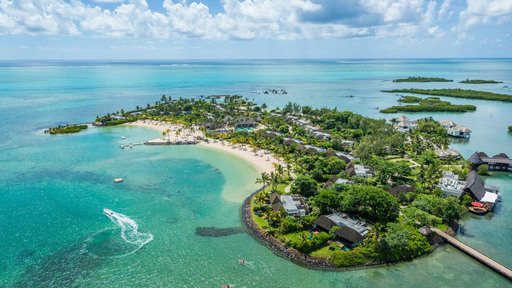 Blick auf das Four Seasons Resort Mauritius at Anahita auf Mauritius | Abendsonne Afrika