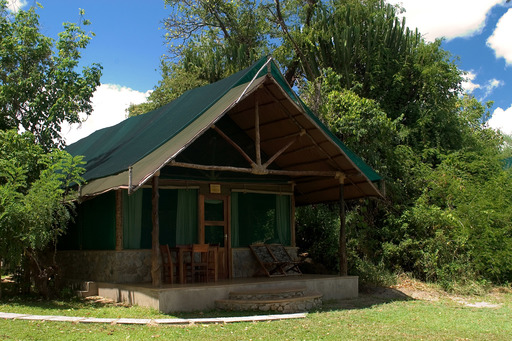 Außenansicht eines Zimmers des Mvuu Camps in Malawi | Abendsonne Afrika