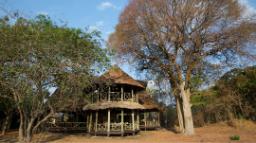 Hauptgebäude des Katavi Wildlife Camp in Tansania | Abendsonne Afrika