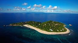 Luftaufnahme des Cousine Island Resort auf den Seychellen | Abendsonne Afrika