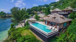 Pool einer Villa im Hilton Seychelles Northolme Resort &amp; Spa auf den Seychellen | Abendsonne Afrika