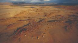 Luftaufnahme des Namib Dune Star Camps in Namibia | Abendsonne Afrika