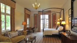 Stable Suite im Victoria Falls Hotel in Simbabwe | Abendsonne Afrika