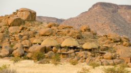 Hauptgebäude des Camp Kipwe im Damaraland in Namibia | Abendsonne Afrika 