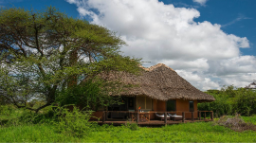 Cottage der Tawi Lodge in Kenia | Abendsonne Afrika