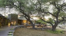 Veranda im Onguma Tented Camp inm Namibia | Abendsonne Afrika