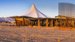 Blick auf die Dead Valley Lodge, Sossusvlei, Namibia | Abendsonne Afrika