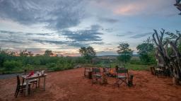 Feuerstelle im Chobe Elephant Camp in Botswana | Abendsonne Afrika