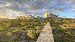 Holzstege zur Lekkerwater Beach Lodge in Südafrika | Abendsonne Afrika