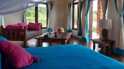 Schlafzimmer im Pineapple Bay Resort in Uganda | Abendsonne Afrika