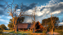 Hauptlodge der Bomani Tented Lodge in Simbabwe | Abendsonne Afrika 