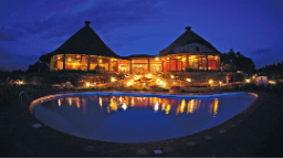 Hauptgebäude der Ngorongoro Sopa Lodge in Tansania | Abendsonne Afrika 