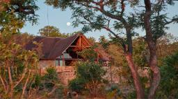 Haupthaus in der Wild Ivory Eco Lodge in Südafrika | Abendsonne Afrika 