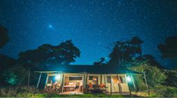 Sternenhimmel über dem Lemala Mara Tented Camp in Tansania | Abendsonne Afrika