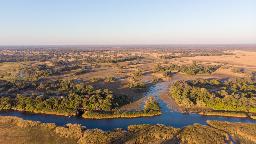 Überblick über die Nxamaseri Island Lodge in Botswana | Abendsonne Afrika