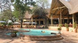 Poolbereich der Chobe Safari Lodge in Botswana | Abendsonne Afrika
