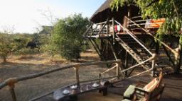 Veranda des Siwandu Camps in Tansania | Abendsonne Afrika
