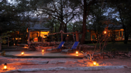 Terasse mit Liegestühlen im Changa Safari Camp in Simbabwe | Abendsonne Afrika