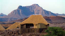 Chalet im Doro Nawas Camp im Damaraland in Namibia | Abendsonne Afrika