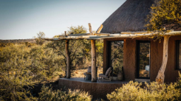 Außenansicht einer Terrasse der Omaanda in Namibia | Abendsonne Afrika