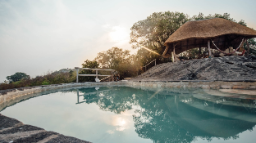 Pool der Rwakobo Rock Lodge in Uganda | Abendsonne Afrika