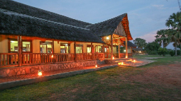 Haupthaus der Pakuba Safari Lodge in Uganda | Abendsonne Afrika