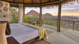 Superior View Room des Mowani Mountain Camps im Damaraland in Namibia | Abendsonne Afrika