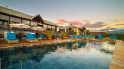 Pooldeck der Diana Dea Lodge auf La Réunion | Abendsonne Afrika