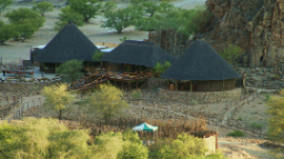 Überblick über den Hauptbereich der Khowarib Lodge in Kaokoveld in Namibia | Abendsonne Afrika