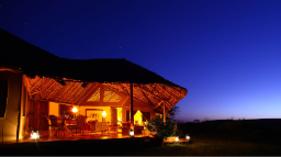 Privathaus bei Nacht im Tortilis Camp in Kenia | Abendsonne Afrika