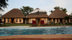 Pool der Ndali Lodge in Uganda | Abendsonne Afrika