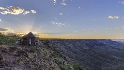 Bick auf die Grootberg Lodge in Namibia | Abendsonne Afrika