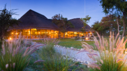 Hauptgebäude des Mushara Bush Camps im Etosha Nationalpark in Namibia | Abendsonne Afrika