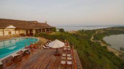 Pool der Mweya Safari Lodge in Uganda | Abendsonne Afrika