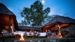 Hauptbereich der Semliki Safari Lodge in Uganda | Abendsonne Afrika