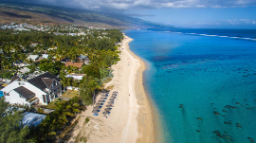 Luftansicht des Strands vor dem Le Nautile auf La Réunion | Abendsonne Afrika