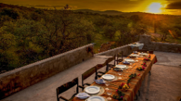 Abendessen in der Okutala Etosha Lodge im Etosha Nationalpark in Namibia | Abendsonne Afrika