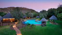 Pool der Bakubung Bush Lodge in Südafrika | Abendsonne Afrika 
