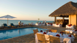 Abendessen am Pool des Anantara Medjumbe Island Resorts in Mosambik | Abendsonne Afrika