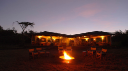 Lagerfeuer am Abend im Kicheche Valley Camp in Kenia | Abendsonne Afrika