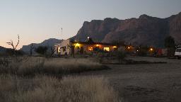 BLick auf die Hohenstein Lodge in Namibia | Abendsonne Afrika