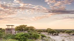 Eingangstor zum Onguma Game Reserve in Namibia | Abendsonne Afrika