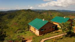 Häuser der Ruhija Gorilla Lodge in Uganda | Abendsonne Afrika