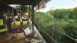Lounge der Singita Sweni Lodge in Südafrika | Abendsonne Afrika