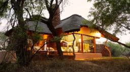 Chalet der Makanyane Lodge in Südafrika | Abendsonne Afrika 