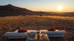 Abendliche Stimmung im Desert Rhino Camp im Damaraland in Namibia | Abendsonne Afrika