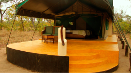 Außenansicht eines Zeltchalets der Thawale Lodge in Malawi | Abendsonne Afrika
