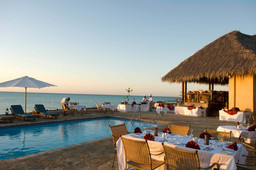 Abendessen am Pool des Anantara Medjumbe Island Resorts in Mosambik | Abendsonne Afrika