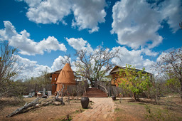 Hauptgebäude des Azura Selous Camps in Tansania | Abendsonne Afrika