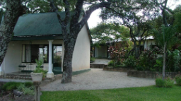 Aussenanlage des Norma Jeane&#39;s Lake View Resorts in Simbabwe | Abendsonne Afrika 